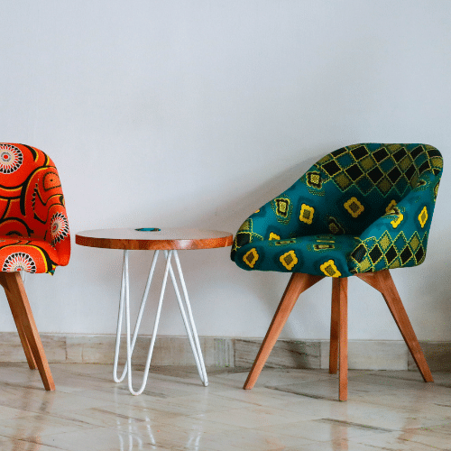 Deux chaises rembourrées aux tissus colorés